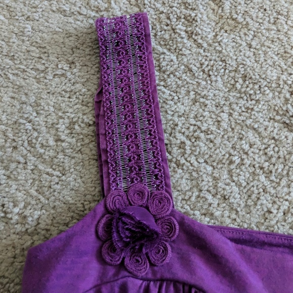 Tank top with flower accent - Picture 2 of 3